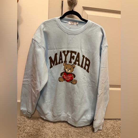 The Mayfair Group Sweaters - The Mayfair Group M/L Bear Fleece Graphic Sweatshirt. 🧸⚡️